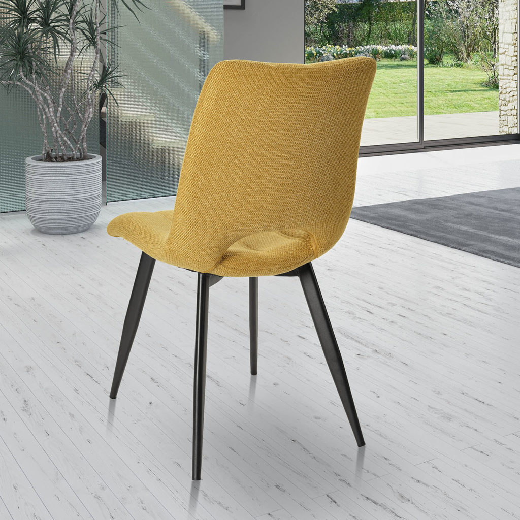 Ambiance chaise Coralie jaune derrière