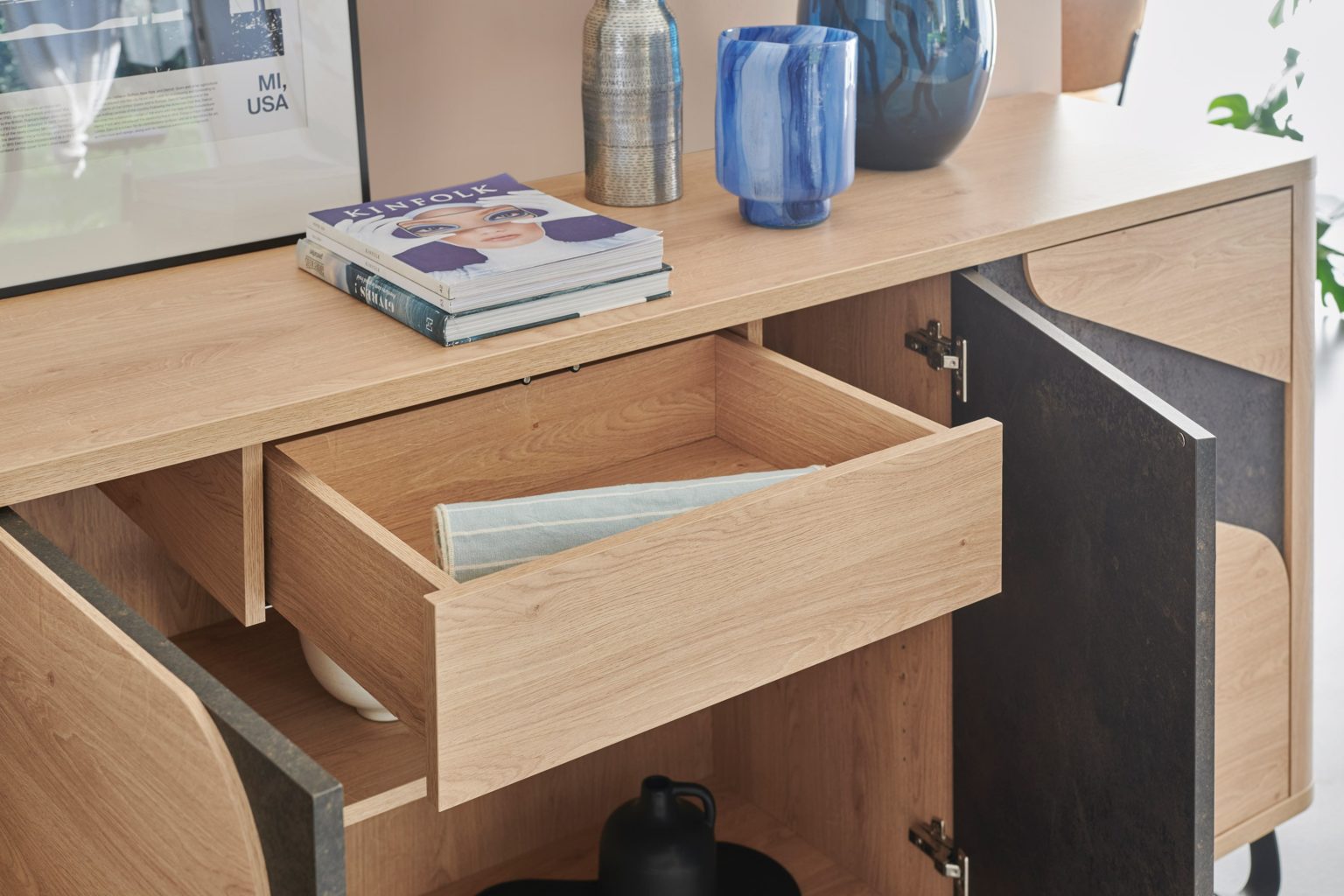 Zoom sur le tiroir intérieur de l'enfilade collection ARCHIPEL - Girardeau