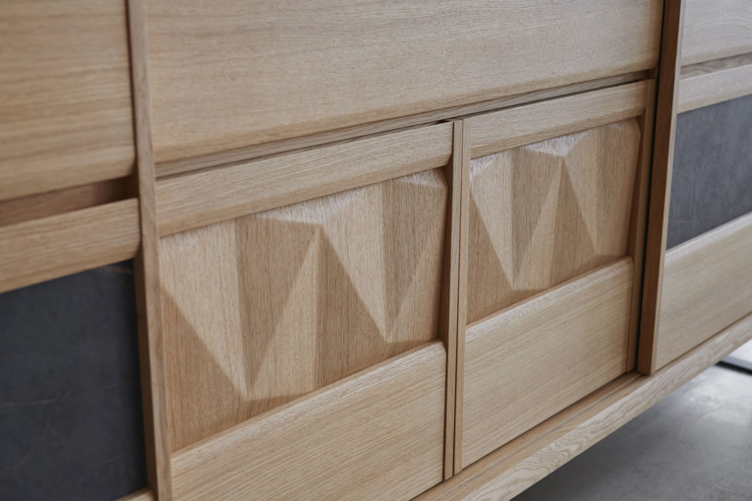 Détail portes collection DELTA incrustation bois - Girardeau